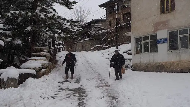 Bozkır'da imece usulü kar temizliği