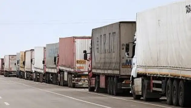 İran Türk taşımacılardan 'yakıt fark ücreti' talep ediyor