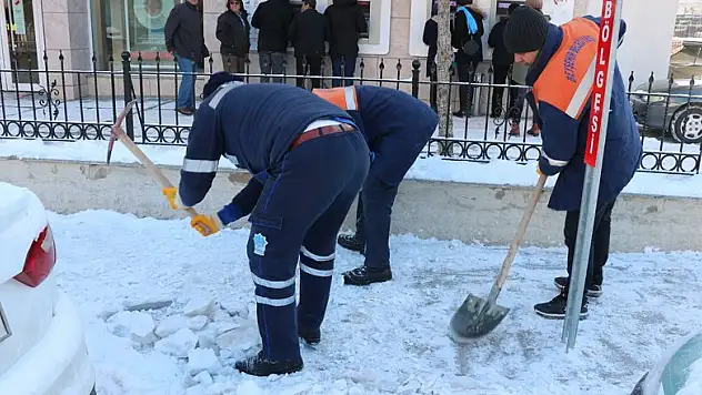 Beyşehir'de buz kırma timleri iş başında