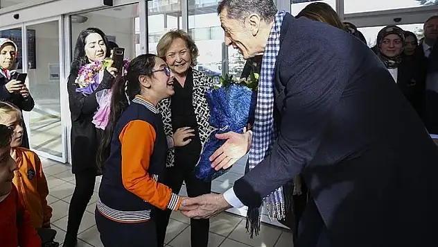 Bakan Selçuk üretilen ilk ahşap oyuncakları engelli öğrencilerle buluşturdu