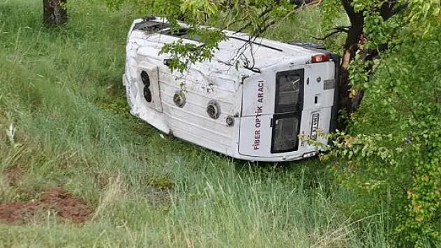 MİNİBÜS ŞARAMPOLE DEVRİLDİ:3 KİŞİ...