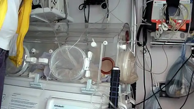 ERKEN DOĞAN BEBEK KUVÖZLE KONYA'YA SEVK EDİLDİ