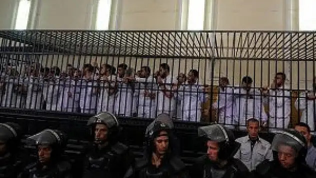 Mısır'da 25 aktiviste 15'er yıl hapis