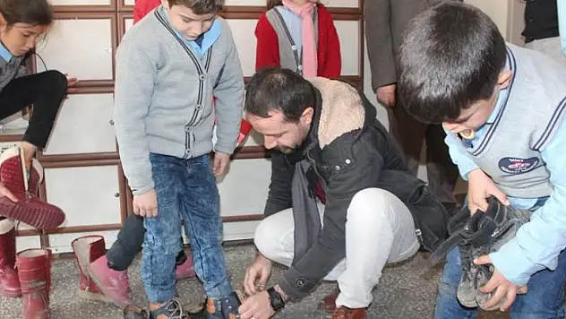 Vekil öğretmen öğrencilerin yüzünü güldürdü