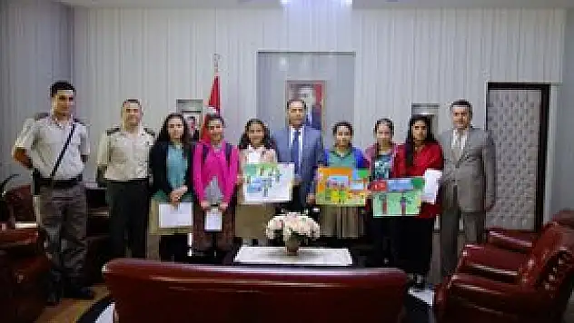 Akşehir'de şiir ve resim yarışmasında dereceye giren öğrencilere ödül