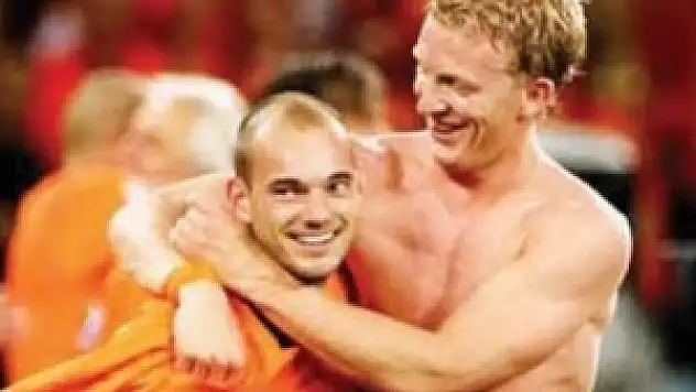 Sneijder&Kuyt gecelere aktı