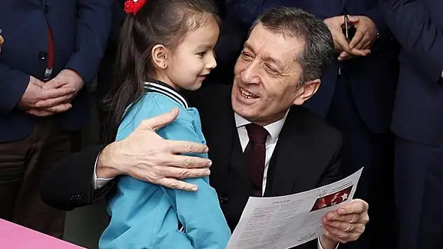 Bakan Selçuk öğrencilere karne dağıttı