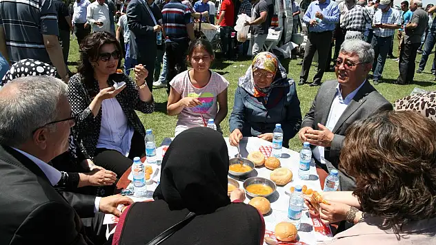 Kulu'da Ak Partililerden şenlik