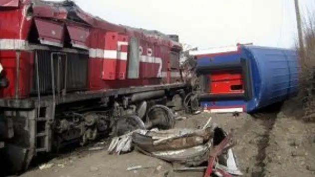 Tren ile tır çarpıştı: 1 ölü, 2 yaralı