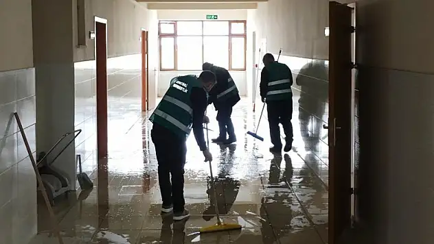 Seydişehir'de okullardaki tadilat ve boya işlerini yükümlüler yapıyor