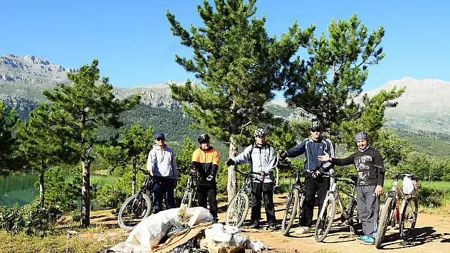 Doğa tutkunu bisikletçilerden örnek davranış