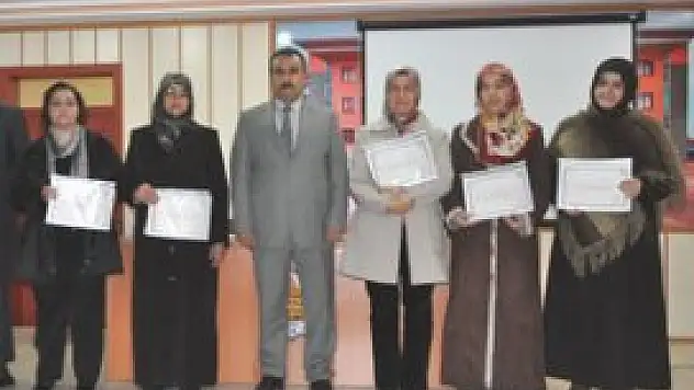 Bu kez öğrenciler değil anneleri takdirname aldı