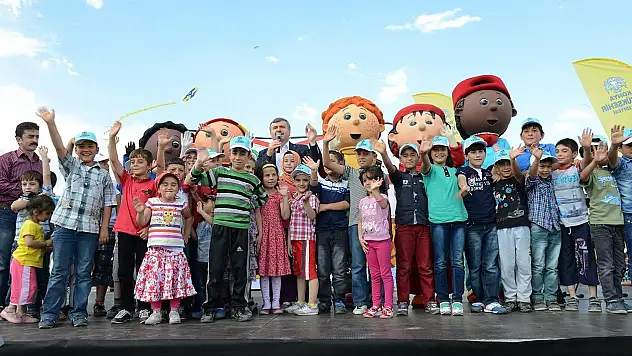 Başkan Akyürek,çocukların uçurtma sevincini paylaştı