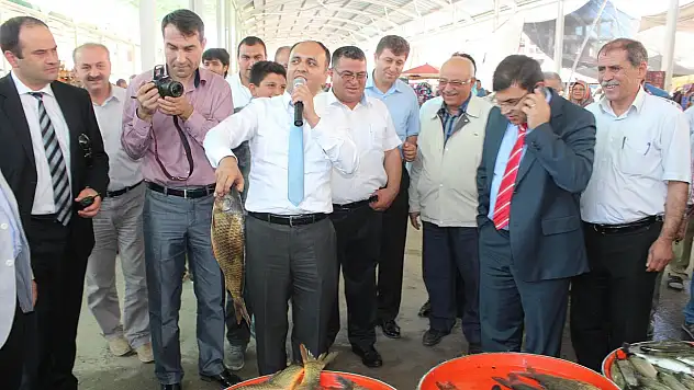 Belediye başkanı açık artırmada balık sattı
