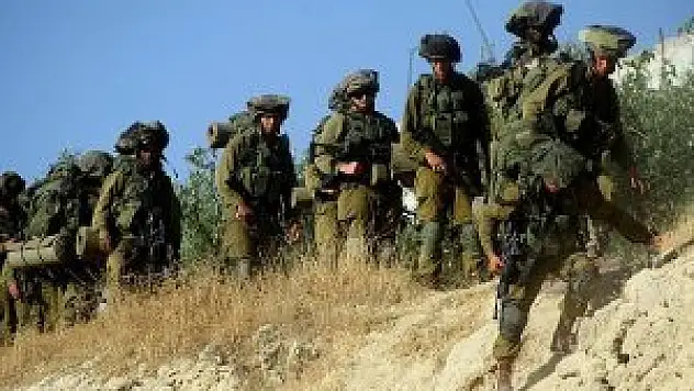 İsrail askerleri 25 Filistinliyi gözaltına aldı