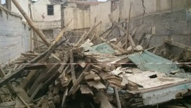 Konya'da tadilat sırasında çatı çöktü