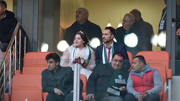 Düğünden çıkıp Konyaspor maçına geldiler!