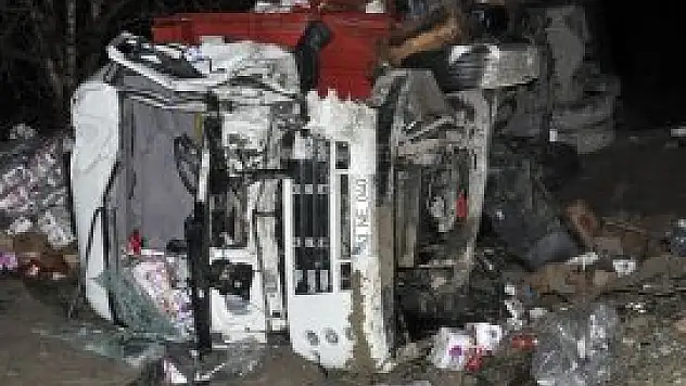 Konya'da tır ile kamyon kafa kafaya çarpıştı