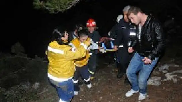 Uçuruma devrilen otomobilden polisi aradı