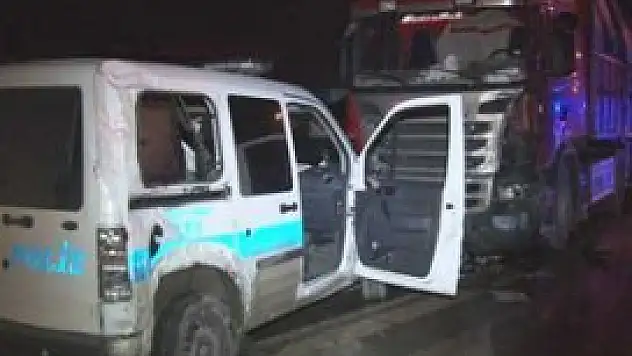 Polise çarpıp kaçtılar, duvara çarpıp yakalandılar