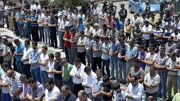 İsrail'in kararı sokaklarda namaz kılınarak protesto edildi