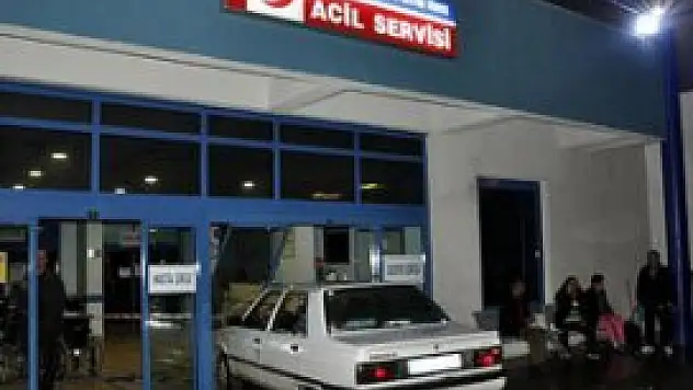 Doktora kızıp otomobille acile girdi