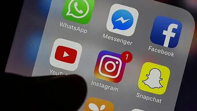 Günde 4 saat sosyal medyada geçiriliyor