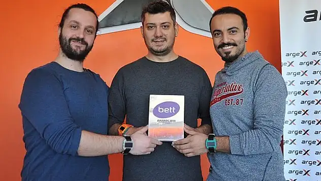 Türk mühendisler akıllı saatle en iyi teknoloji ödülünü aldılar