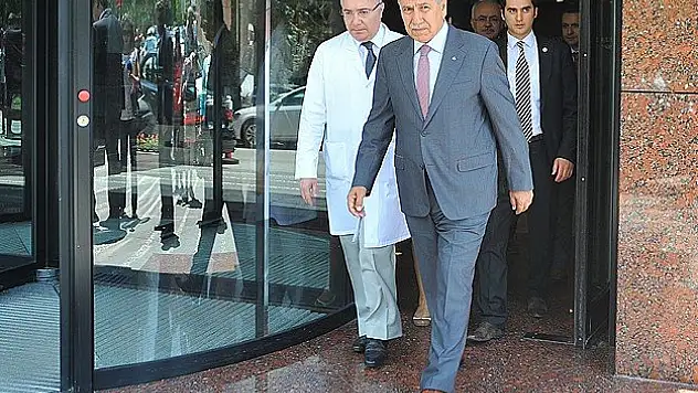 Arınç, Akbulut'u tedavi gördüğü hastanede ziyaret etti