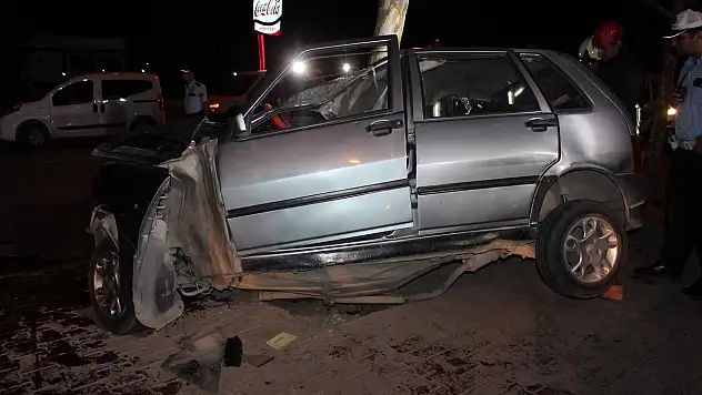 Otomobil ağaca saplandı: 1 ölü,1 yaralı