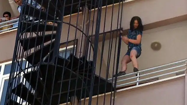 İntihar için çıktığı yangın merdiveninde dans etti