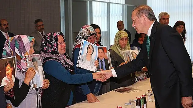 Erdoğan çocukları kaçırılan ailelerle görüştü