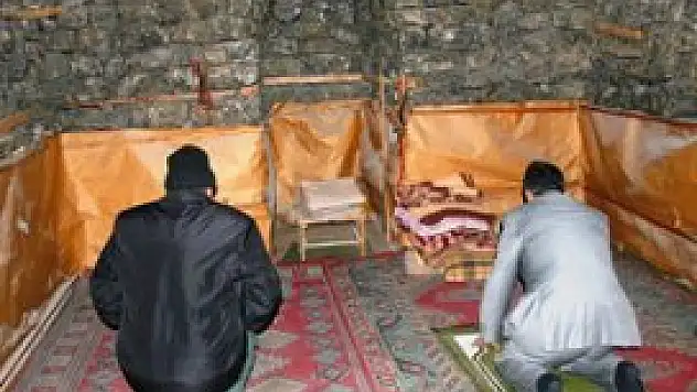 Tuz mağarasında ibadet