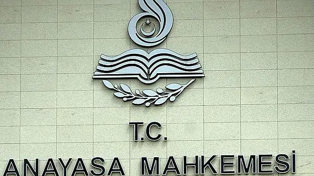 AYM başörtülü avukatı haklı buldu