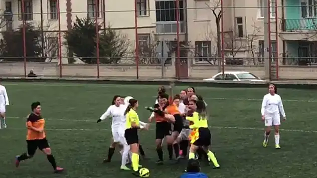 Kadın futbolcudan, kadın hakeme dayak!