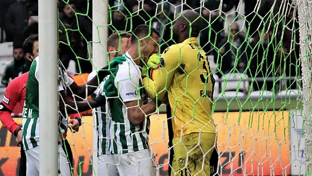 Jahovic, kalecinin elini ısırdı!