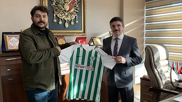 Aykut Kocaman, Cumhurbaşkanı danışmanına forma hediye etti