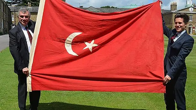 Osmanlı bayrağı Türkiye'ye iade edildi