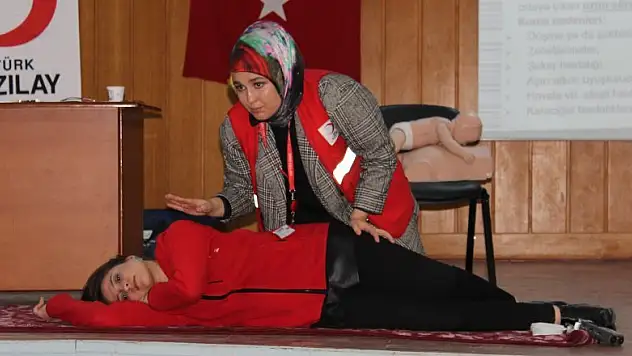 Yunak'ta kamu çalışanları için 'İlk Yardım Eğitimi' düzenlendi