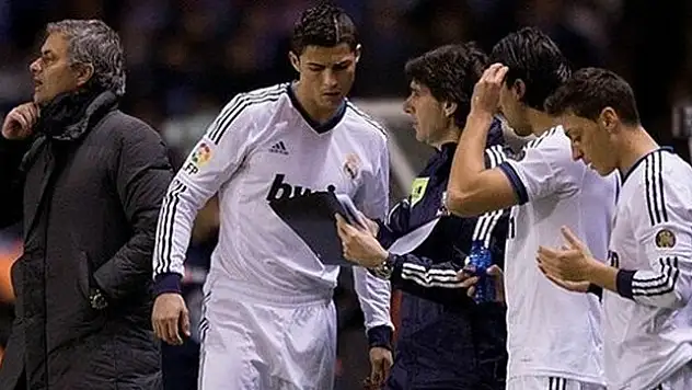 Dünya Mesut Özil'in duasını konuşuyor