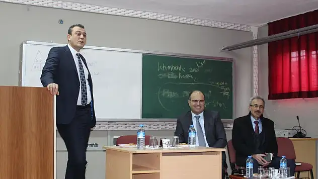 Yunak Kaymakamı Akbulut, 'Kariyer Günleri'nde konuştu