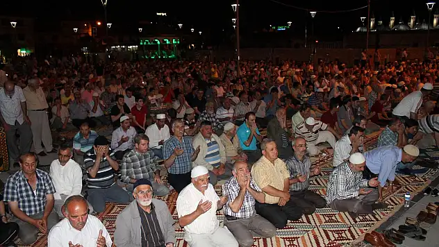 İlk Teravih'te camiler doldu taştı