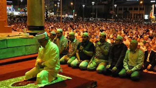 Kubbe-i Hadra'nın gölgesinde enderun usulü teravih