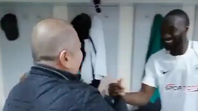 Başkan, soyunma odasına inerek oyuncuları tebrik etti