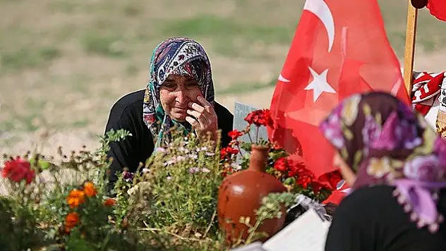 Madencilerin mezarlarına ziyaretçi akını