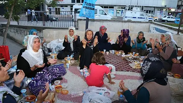 Diyarbakırlı aileler ilk iftarını eylem çadırında açtı