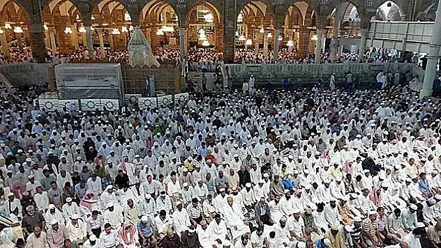 Kabe'de ilk teravih namazı kılındı
