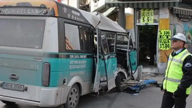 Minibüsle servis aracı çarpıştı