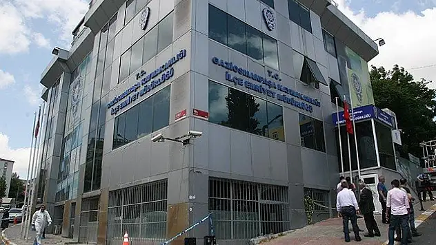 Bayrağı indirmeye çalışan kişi tutuklandı