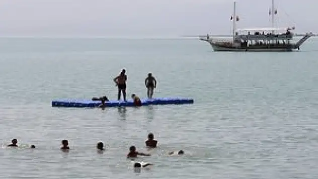 Beyşehirli çocuklar gölde serinliyor